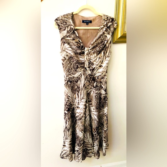 Evan Picone Tan/ Brown Sleeveless V-Neck Lined Midi Dress Palm Leaf Design - Picture 1 of 6